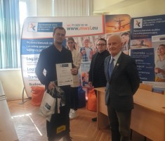 Powiększ zdjęcie Michał Soja prezentuje wywalczone trofea