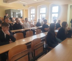 Powiększ zdjęcie W oczekiwaniu na rozpoczęcie finału XII edycji Olimpiady Budowlanej