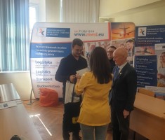 Powiększ zdjęcie Michał odbiera pamiątkowe nagrody