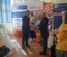 Powiększ zdjęcie Michał Soja odbiera gratulacje od organizatorów za II miejsce w finale 