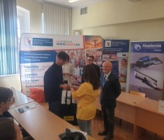 Powiększ zdjęcie Serhii odbiera pamiątkowe nagrody