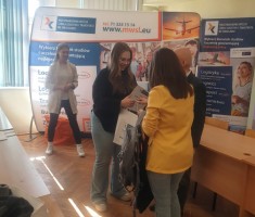 Powiększ zdjęcie Wiktoria odbiera pamiątkowe nagrody