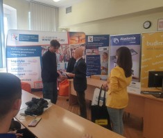 Powiększ zdjęcie Serhii Shashurin odbiera pamiątkowy dyplom za III miejsce w Olimpiadzie Budowlanej 