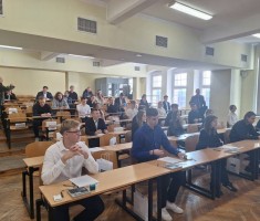 Powiększ zdjęcie Po zakończonych zmaganiach uczestniczący w finale oczekują na ogłoszenie wyników