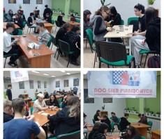 Powiększ zdjęcie Uczestnicy Nocy Gier Planszowych podczas rozgrywek