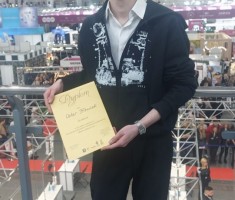 Powiększ zdjęcie Oskar z dyplomem