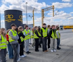 Powiększ zdjęcie Młodzież poznaje Terminal Intermodalny 