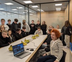 Powiększ zdjęcie Młodzież poznaje funkcjonowanie magazynu Rhenus Logistics