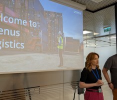 Powiększ zdjęcie Prowadzący zapoznają młodzież z funkcjonowaniem magazynu Rhenus Logistics