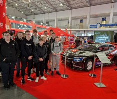 Powiększ zdjęcie Młodzież w jednej z hal z modelami samochodów