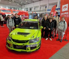 Powiększ zdjęcie Młodzież w jednej z hal z modelami samochodów