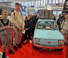 Powiększ zdjęcie Młodzież w jednej z hal z modelami samochodów