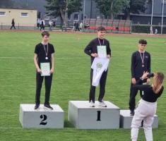 Powiększ zdjęcie Najlepsi zawodnicy w biegu na 110m przez płotki - II miejsce Jakub Kaczmarek