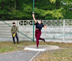 Powiększ zdjęcie Zuzanna Majewicz podczas swojej próby pchnięcia kulą - do podium zabrakło tak ...niewiele. Zuza zajęła IV miejsce.