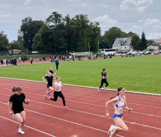 Powiększ zdjęcie Jedna z serii biegu na 100m dziewcząt