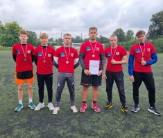 Powiększ zdjęcie Sztafeta%20chłopców%20z%20pamiątkowymi%20medalami%20i%20dyplomem