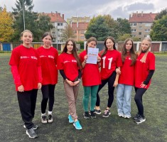 Powiększ zdjęcie Sztafeta dziewcząt z pamiątkowym dyplomem