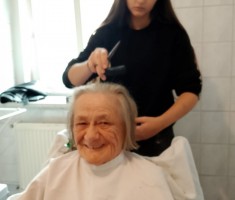 Powiększ zdjęcie Uczennica podczas pracy