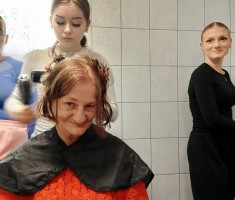 Powiększ zdjęcie Uczennica podczas układania włosów