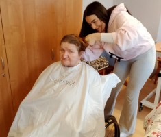 Powiększ zdjęcie Uczennica podczas rozczesywania włosów