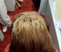 Powiększ zdjęcie Pensjonariuszka z farbą na włosach