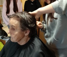 Powiększ zdjęcie Uczennica podczas pracy