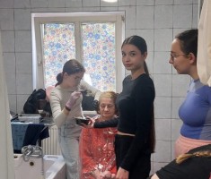 Powiększ zdjęcie Uczennice podczas nakładania farby na włosy