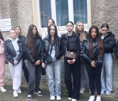 Powiększ zdjęcie Uczennice%20przed%20Domem%20Pomocy%20Społecznej%20