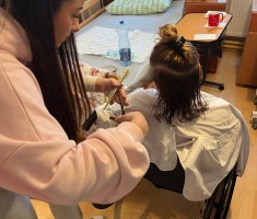 Powiększ zdjęcie Uczennica wykonująca strzyżenie