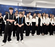 Powiększ zdjęcie Młodzież z klas 4L, 4R i 3L