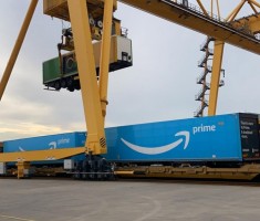 Powiększ zdjęcie Załadunek za pomocą suwnicy bramowej