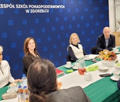 Powiększ zdjęcie Zdjęcie%20przedstawia%20uczestników%20spotkania