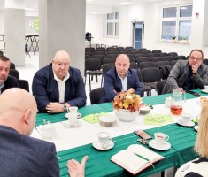 Powiększ zdjęcie Zdjęcie przedstawia uczestników spotkania