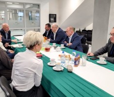 Powiększ zdjęcie Zdjęcie przedstawia uczestników spotkania