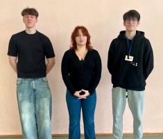 Powiększ zdjęcie Najlepsza trójka turnieju. Od lewej: Jakub Basta -II miejsce, Karolina Semeńczuk -III miejsce i Alan Chochel - zwycięzca