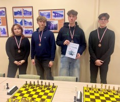 Powiększ zdjęcie Brązowi%20medaliści%20Mistrzostw%20Powiatu%20w%20Szachach.%20Od%20lewej:%20Karolina%20Semeńczuk,%20Brunon%20Szulc,%20Jakub%20Basta%20i%20Alan%20Chochel.