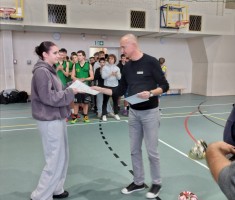 Powiększ zdjęcie Kapitan zespołu dziewcząt - Ada Adamczewska odbiera dyplom za II miejsce w Mistrzostwach Powiatu w Koszykówce