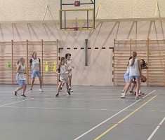 Powiększ zdjęcie Dziewczęta w trakcie rywalizacji w mistrzostwach powiatu