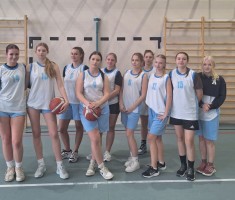 Powiększ zdjęcie Te dziewczęta wywalczyły II miejsce w Mistrzostwach Powiatu w Koszykówce