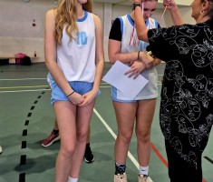 Powiększ zdjęcie Dziewczęta odbierają pamiątkowe złote medale za zwycięstwo w rozgrywkach 3x3 