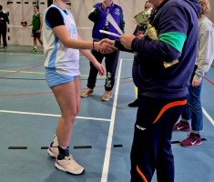 Powiększ zdjęcie Ada Adamczewska odbiera trofea za Mistrzostwo Powiatu w Koszykówce 3x3