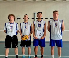 Powiększ zdjęcie Starsza drużyna chłopców w koszykówce 3x3 - II miejsce