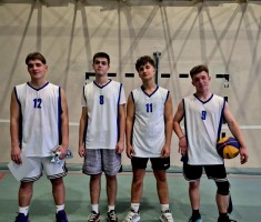 Powiększ zdjęcie Młodsza drużyna chłopców, która uplasowała się za podium