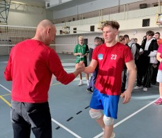 Powiększ zdjęcie Maciej Koch - kapitan zespołu chłopców, odbiera gratulacje podczas dekoracji