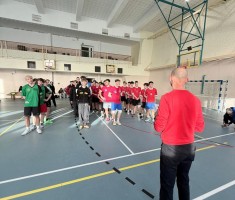 Powiększ zdjęcie Drużyny chłopców podczas zakończenia turnieju