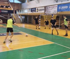 Powiększ zdjęcie Obrońcy i bramkarz na posterunku