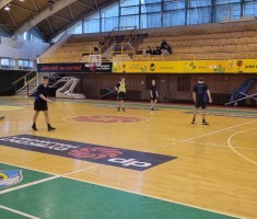 Powiększ zdjęcie Chwila na oddech - piłka na aucie