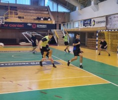 Powiększ zdjęcie Halowa piłka nożna to twarda gra