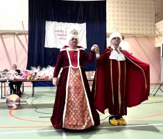 Powiększ zdjęcie Prowadzący: Król -Paul Pięknisław XIV i Królowa -Marcianna Honorata Emilia Zarębowska