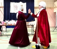 Powiększ zdjęcie Prowadzący nie tylko bawili publiczność, ale bawili się sami przy tym również wyśmienicie